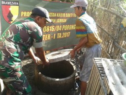 . Koramil 0816/04 Porong melaksanakan Karya Bhakti pembangunan Jamban