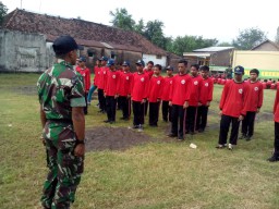 Komsos dengan Siswa SMP/SMA, Babinsa 0816/06 berikan Wasbang dan Bela Negara dengan pelatihan PBB
