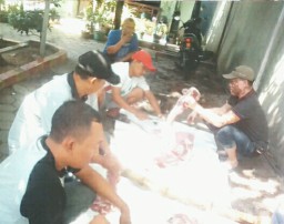 Babinsa Ramil 09/Krian antusias melaksanakan penyembelihan hewan kurban