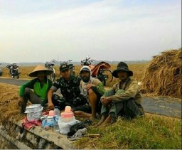 Kegiatan komunikasi sosial yang dilakukan oleh Babinsa Jajaran Kodim 0816 Sidoarjo