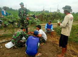 Indahnya kebersamaan TNI dengan masyarakat