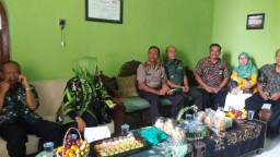 Danramil 0816/ 06 Tanggulangin Komsos Bersama Kapolsek dan jajaran Forkopimka. 