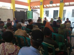 Babinsa 0816/06 bersama petani hadiri sosialisasi kartu tani.