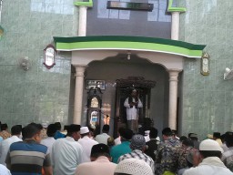 Babinsa Tanjek Wagir Bersama Warga Melaksanakan Sholat Jum'at di Masjid Nurus Salam.
