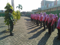 Komandan koramil 12/prambon beserta 4 org anggotanya melaksanakan seleksi anggota paskibraka tingkat