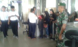 Anggota Koramil 01/Sidoarjo melakukan pengamanan di Stasiun KA Sidoarjo