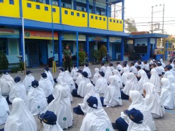 BABINSA 0816/16 WARU MEMBERI PELATIHAN PBB DI SMP MUHAMMADIYAH 3 WARU