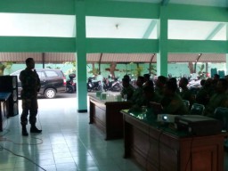 Koramil Jabon memberikan materi linmas di Kec. Jabon
