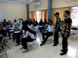 Pemberangkatan calon perangkat desa untuk melaksanakan test urine di Unesa