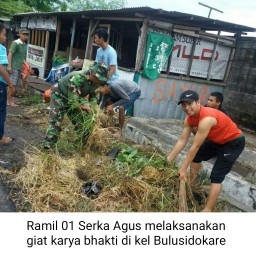 Serka Agus Babinsa Ramil 01/Kota Sidoarjo membantu warga bersihkan lingkungan