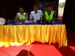 Personil Koramil Bantu Polsek Tanggulangin Di Pos Pam Lebaran.
