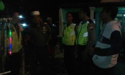 Babinsa Koramil 06/Tanggulangin Ikut Bantu Jaga Kelancaran Sholat Tarawih.