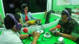 Pelda A Rofiq Kurniawan Beserta Ketua FKDM dialog pekan teritorial di Radio Suara Sidoarjo.