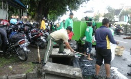 Koramil 0816/17 Beserta Forkopimka Gedangan Melaksanakan Karya Bakti Bersama Warga