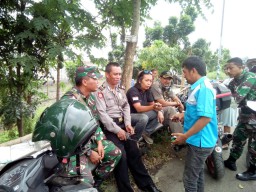 Babinsa dan Babinkamtibmas Melaksanakan Komunikasi Sosial Dengan Komponen Masyarakat Binaannya.