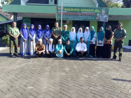 Koramil 0816/13 Wonoayu turut serta memeriahkan Kegiatan Kampung Ramadhan