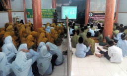 Babinsa Koramil 0816/ 06 Berikan Materi Wawasan Kebangsaan Di Lingkungan Sekolah