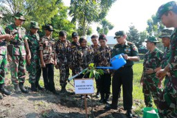 Kodim 0816/Sidoarjo gemparkan penghijauan di ruas kanan kiri Mako