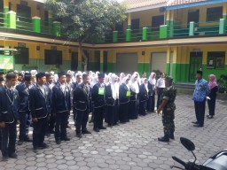 Babinsa Serma Mujito dan Serma Ach. Saifi bekali Wasbang dan PBB