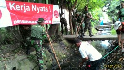 Danramil 0816/01 pimpin kegiatan karya bakti pembersihan saluran air di Dsn. Jasem