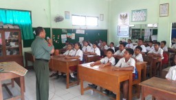 Babinsa Beri Materi wawasan Kebangsaan untuk pelajar SDN 1 Cemeng bakalan, Sidoarjo