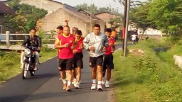 Menjaga kondisi badan agar tetap sehat dan semangat dengan lari aerobik pagi bersama