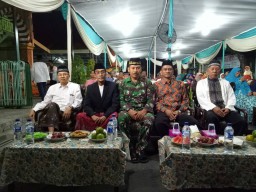 Babinsa Sekardangan komsos dengan toga diwilayahnya