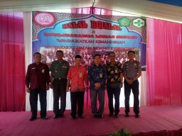 Komandan Koramil 08 Jabon berserta anggota menghadiri undangan Halal bilhahal di Puskesmas Jabon
