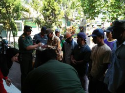 Koramil 0816/06 salurkan zakat fitrah kepada tukang becak