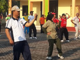 Babinsa Koramil 0816/09 laksanakan Serter SKJ dengan warga Kelurahan Krian Kecamatan Krian
