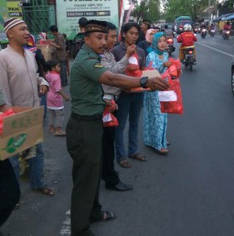 Babinsa dan Bhabikamtibmas bersama Karang Taruna Desa Ngaban bagikan takjil ke pengendara.