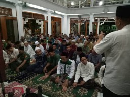 Meningkatkan keimanan dan ketaqwaan Forkopimka beserta Koramil 0816/17 melaksanakan sholat tarawih b