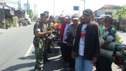 Danramil Gedangan membagikan zakat fitrah kepada fakir miskin