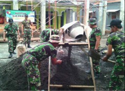 Koramil 07/Krembung ikut serta dalam pembangunan masjid Al Ikhlas Ds. Mojoruntut Krembung