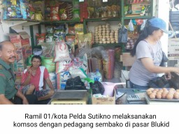 Babinsa 0816/01 komsos dengan pedagang pasar tradisional Bluru kidul