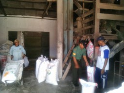 Babinsa Koramil 01/kota melaksanakan komsos dengan pemilik penggilingan padi di desa Lebo, Sidoarjo