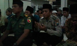 Babinsa dan Bhabinkamtibmas Melaksanakan Sholat Tarawih Bersama Santri.
