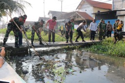 Dandim 0816/Sidoarjo pimpin pelaksanaan karya bakti bersih sungai di Gedangan