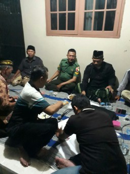 Babinsa menghadiri rapat Pemilihan Ketua RW di Kel. Urang Agung, Sidoarjo