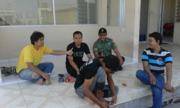 BABINSA KORAMIL 0816/16 WARU MELAKSANAKAN KOMSOS DENGAN MASYARAKAT DI DS.TAMBAKSAWAH WARU.