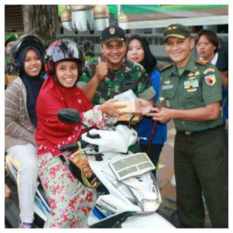 Dandim 0816/Sidoarjo bagikan takjil gratis pada pengendara