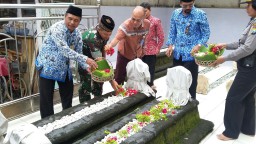 Forkopimka Sidoarjo Kota melaksanakan ziaeah ke makam leluhur