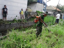 Koramil 01/Kota bantu warga blukid bersihkan jalan dan selokan