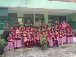 Kunjungan TKIT ke Koramil 0816/07 Krembung, Pengenalan kepada anak tentang profesi TNI AD