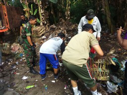 GOTONG ROYONG PEMBERSIHAN SEKITAR JALAN PULUNGAN KORAMIL 0816/18 SEDATI DAN FORKOPIMKA