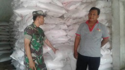 BABINSA MELAKSANAKAN KOMSOS DENGAN PEMILIK PUPUK DI DESA BINAAN