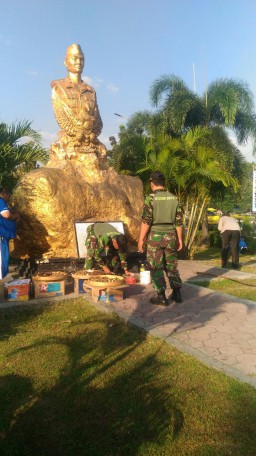 Koramil 0816/03 Buduran bersih-bersih monumen perjuangan