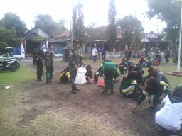 Sambut HUT RI ke 71, Anggota Ramil 08 bersama warga berlomba2 bersihkan lingkungan