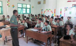 Babinsa Berikan Pembekalan Kepada Generasi Muda melalui Wasbang.