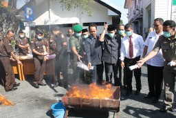 Kasdim 0816/Sda turut hadir dalam acara pemusnahan barang bukti di Kantor Kejaksaan Negeri Sda